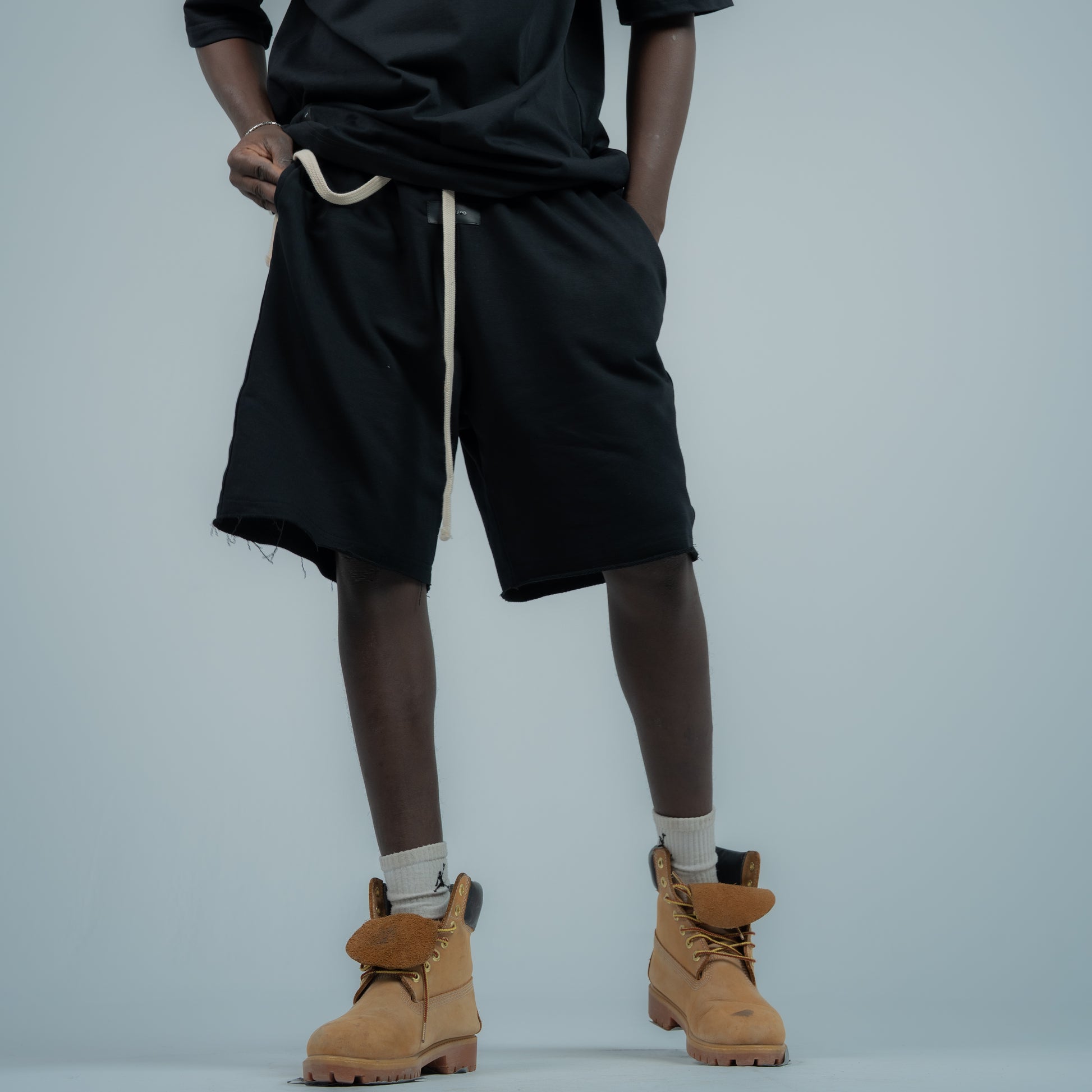 Relaxed sweatshort with piping ( coming soon )