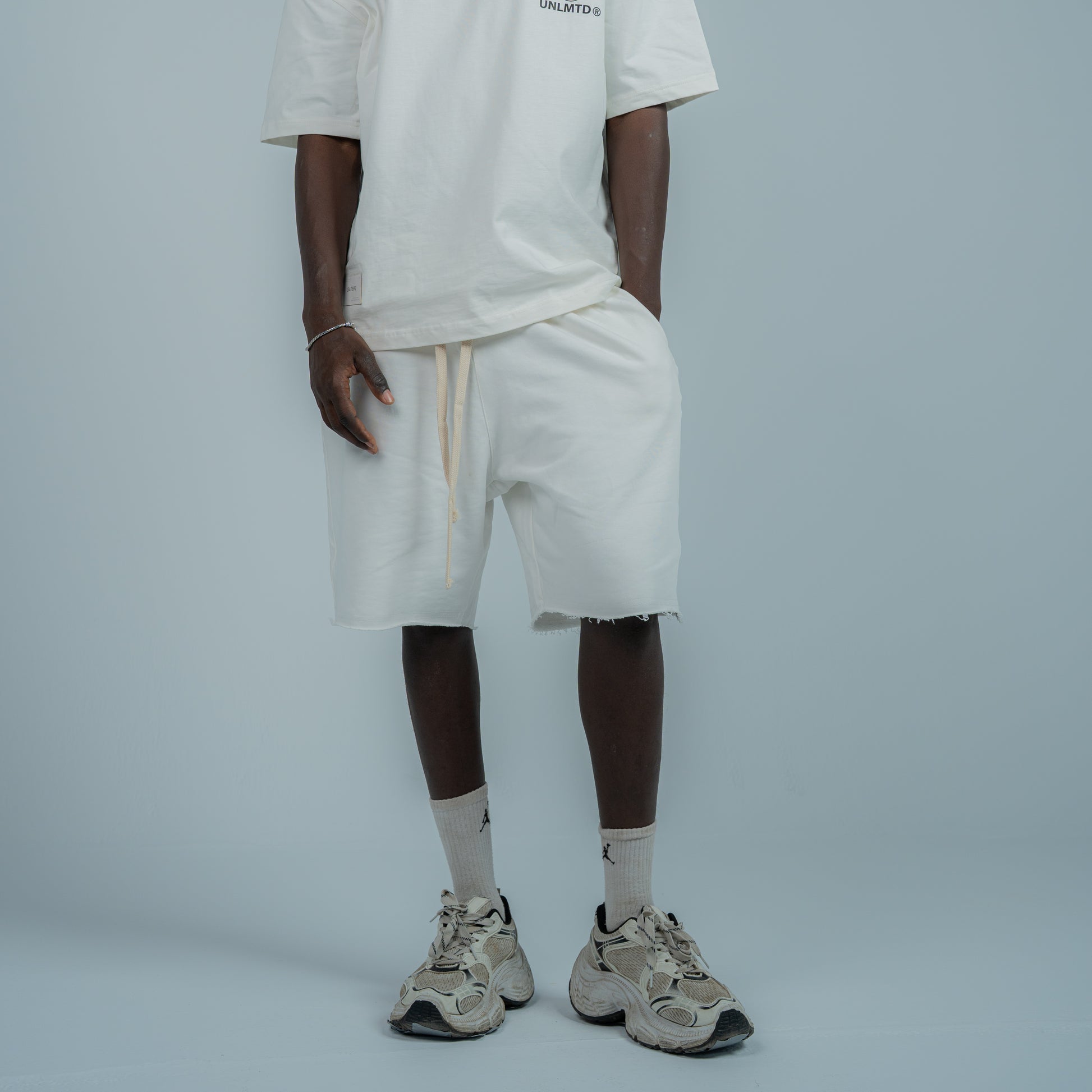 Relaxed sweatshort with piping