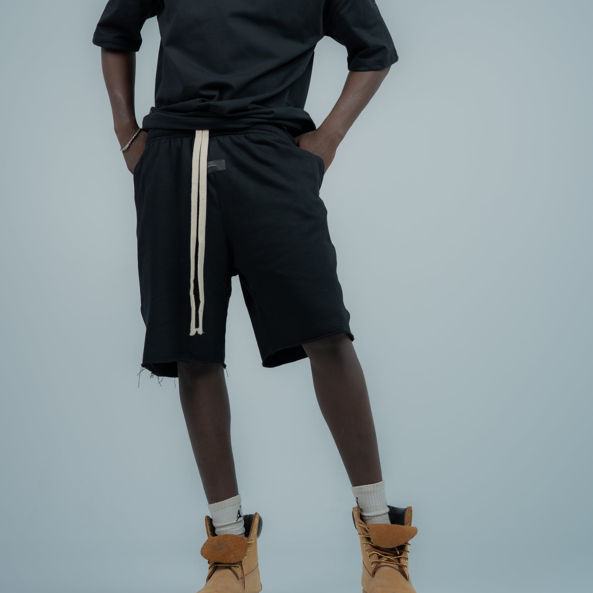Relaxed sweatshort with piping ( coming soon )