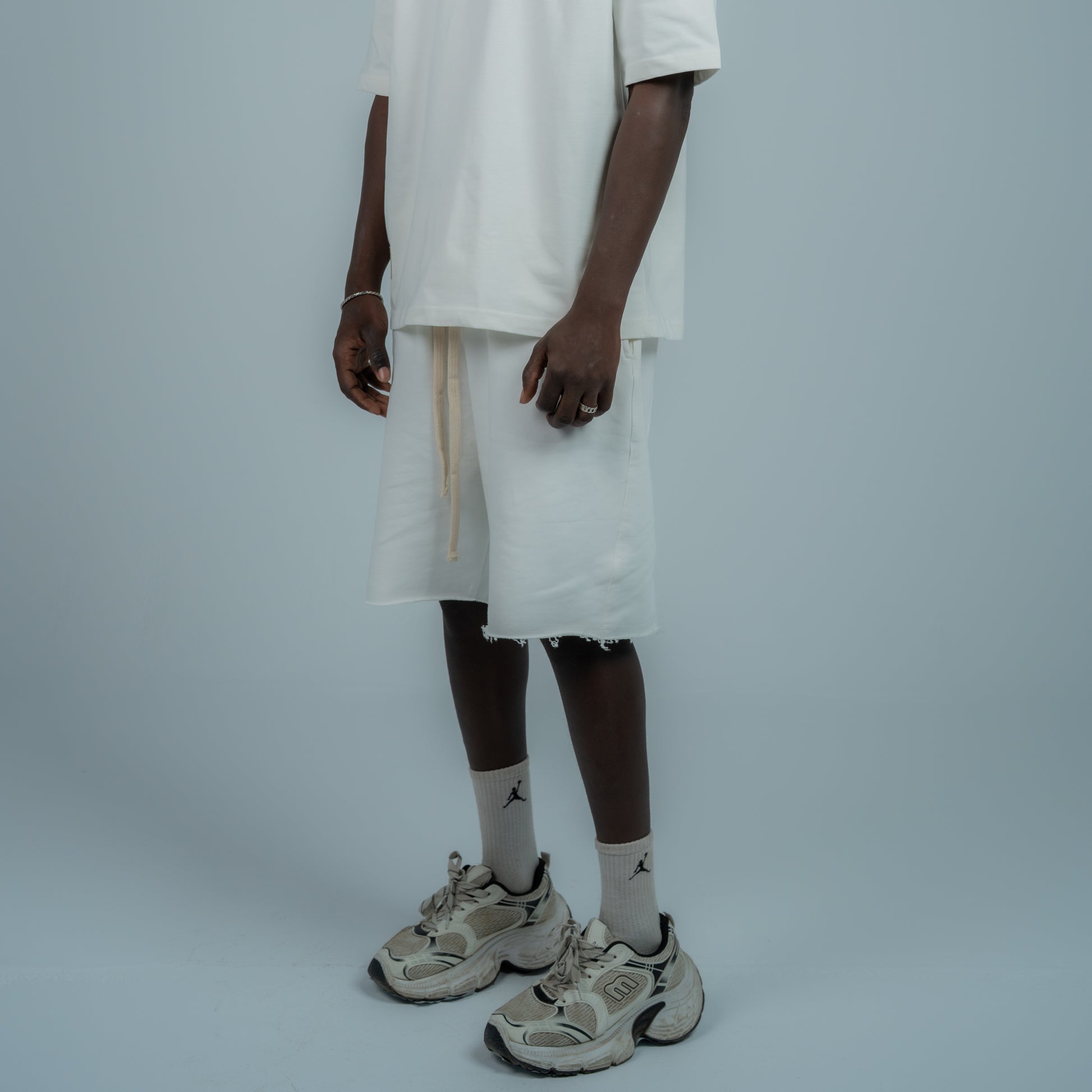 Relaxed sweatshort with piping