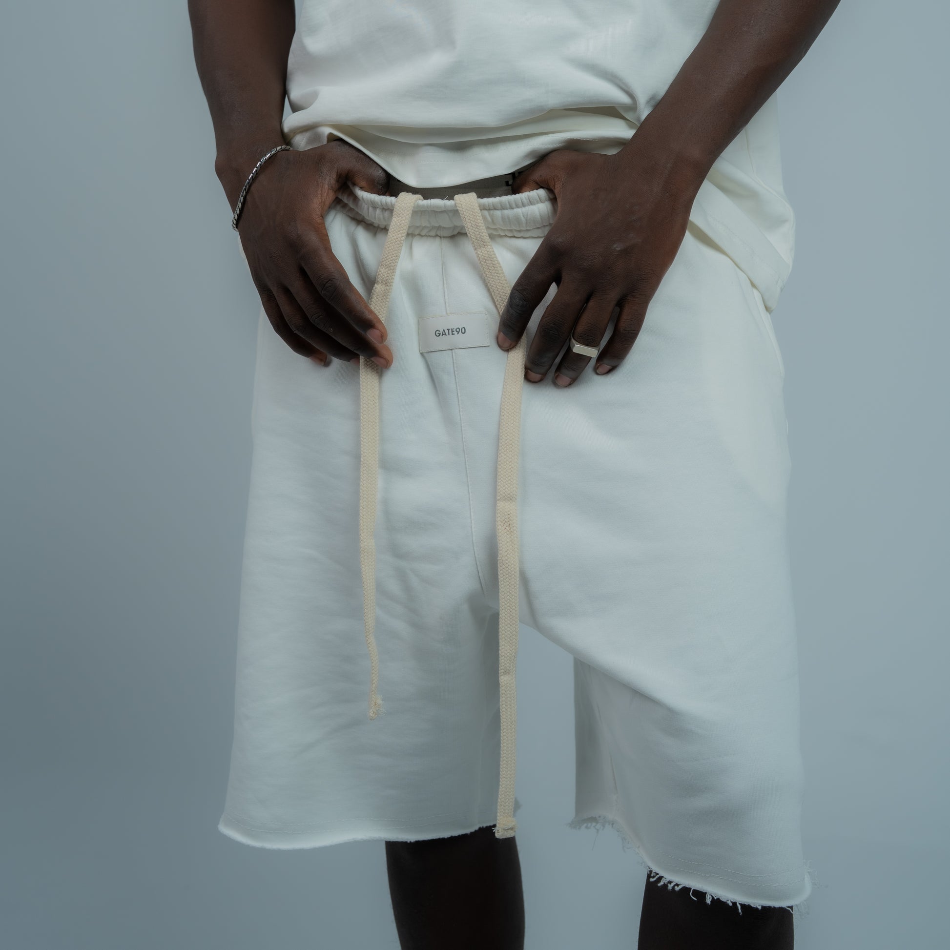Relaxed sweatshort with piping
